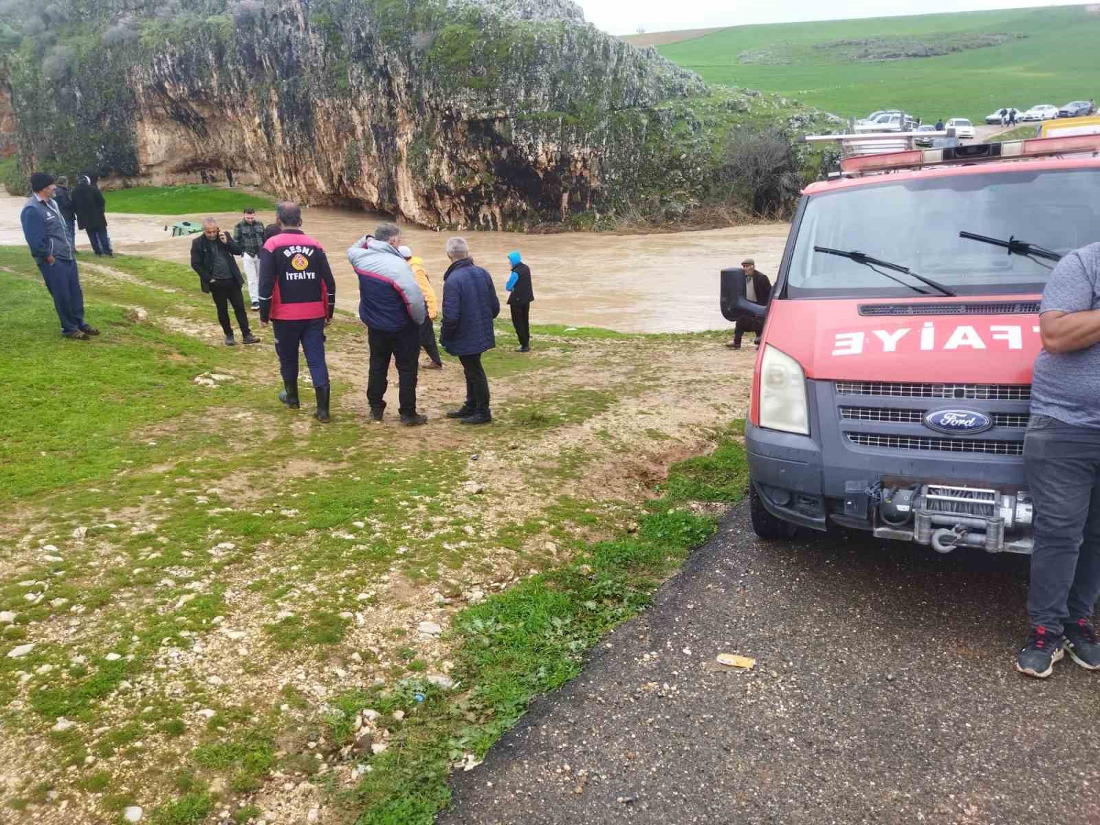Sele kapılan traktördeki 4 kişi kurtarıldı
