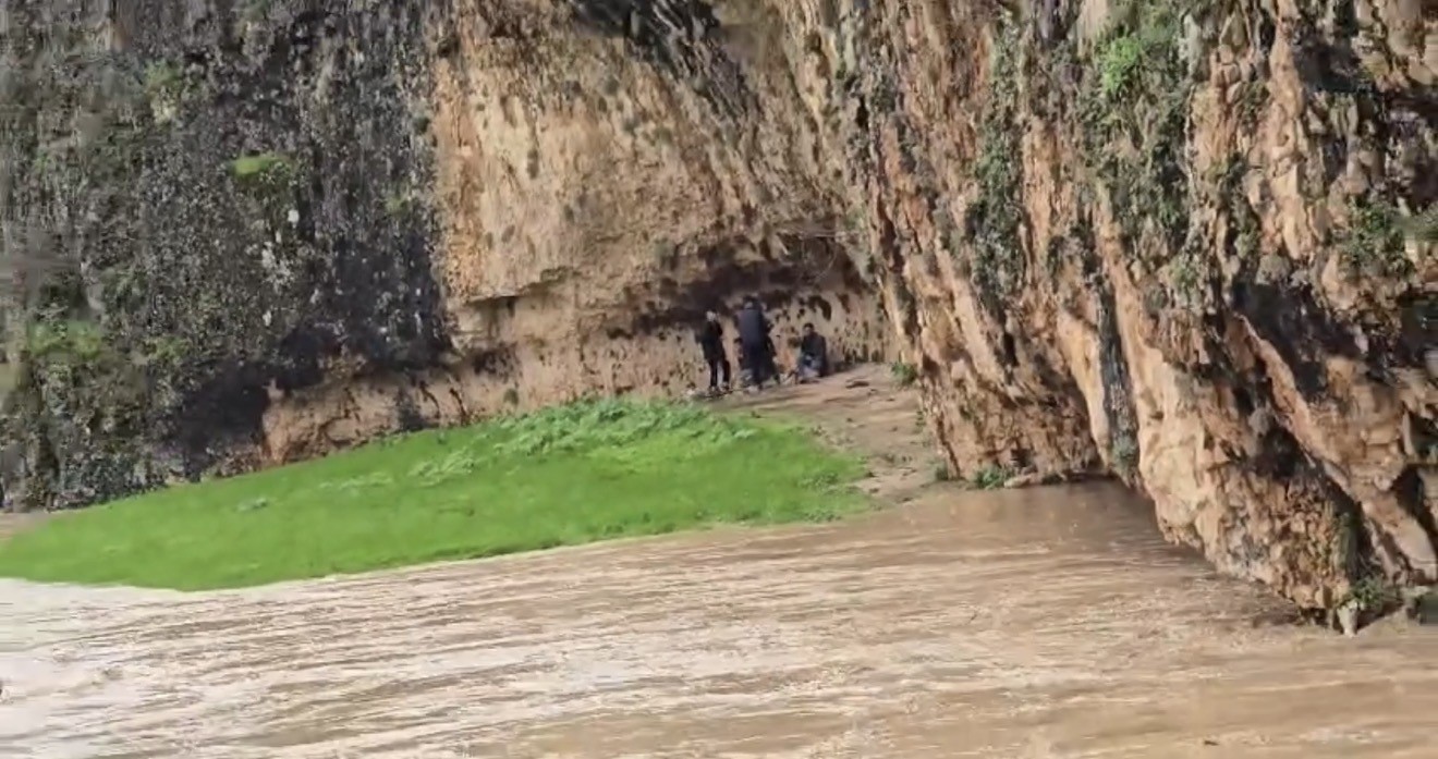 Sele kapılan traktördeki 4 kişi kurtarıldı
