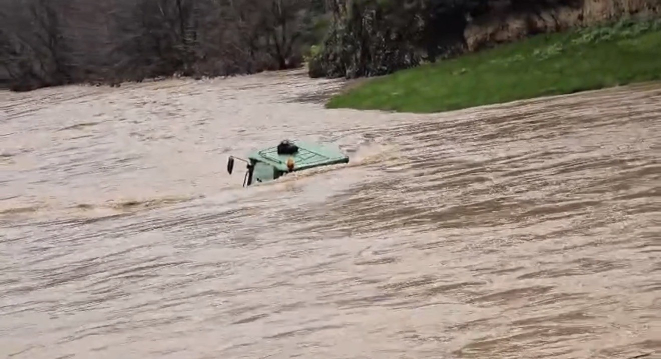 Sele kapılan traktördeki 4 kişi kurtarıldı
