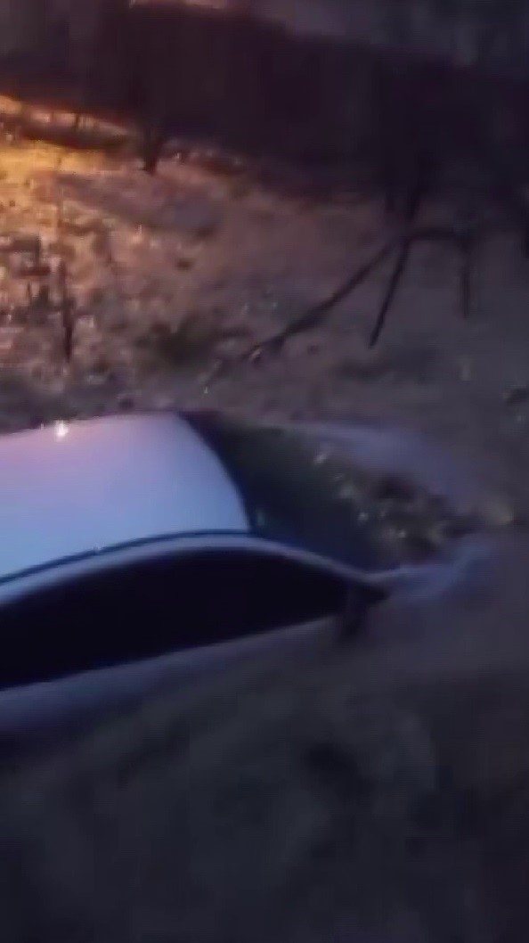 Sele teslim olan yollarda araçlar mahsur kaldı: Yaşanan zor anlar kamerada
