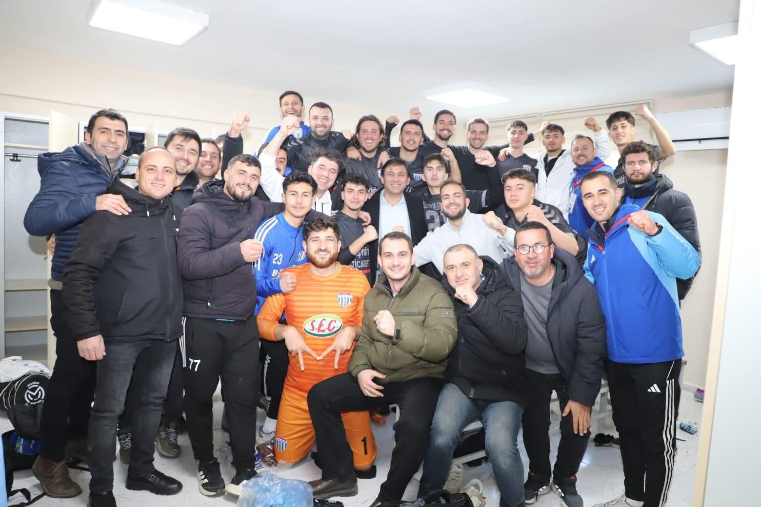 Selendi Belediyespor şampiyonluğa koşuyor
