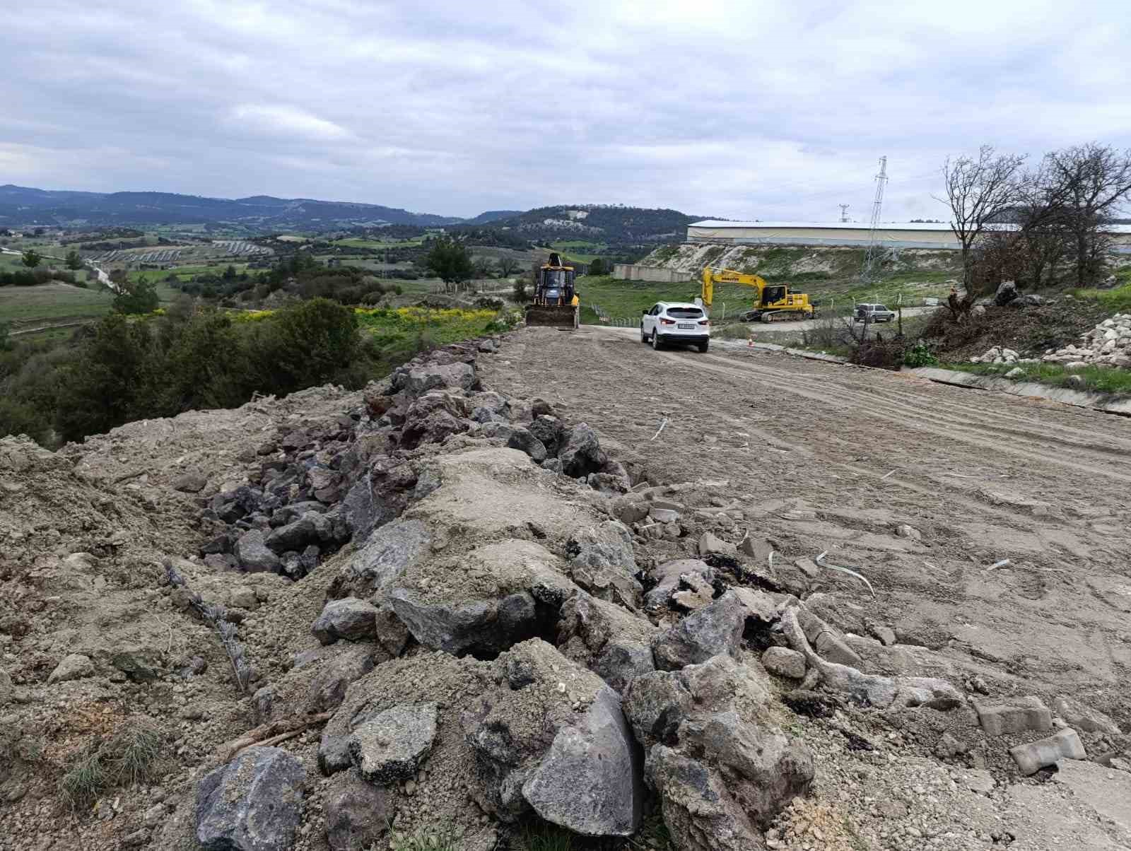 Selendi-Kula eski yolu yeniden trafiğe açıldı
