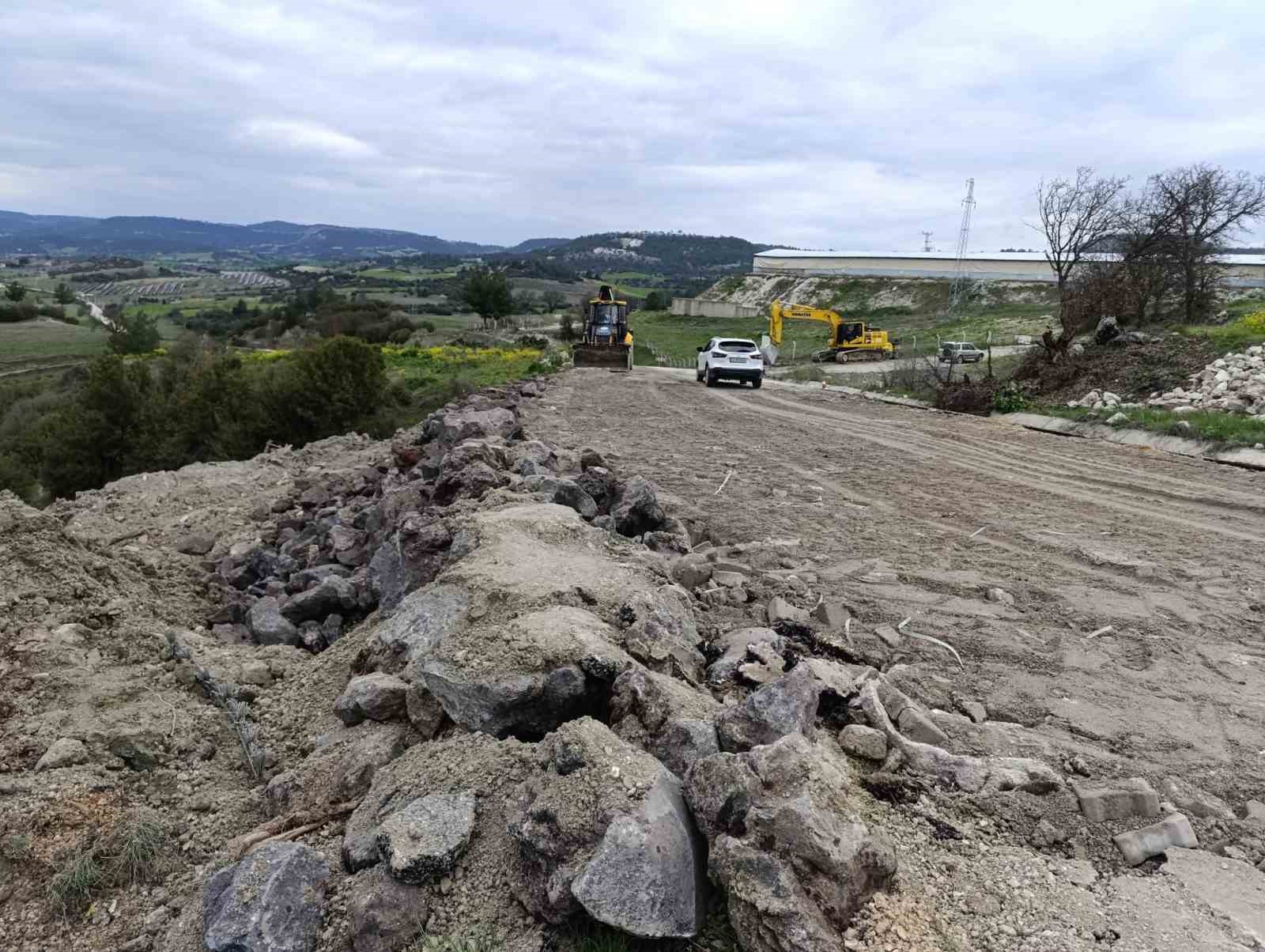 Selendi-Kula yolu yeniden trafiğe kapatıldı
