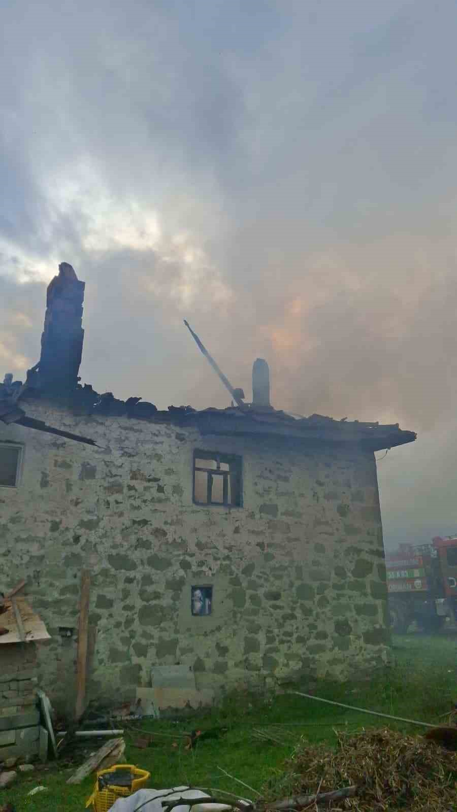 Selendi’de 2 katlı ev yangında kül oldu
