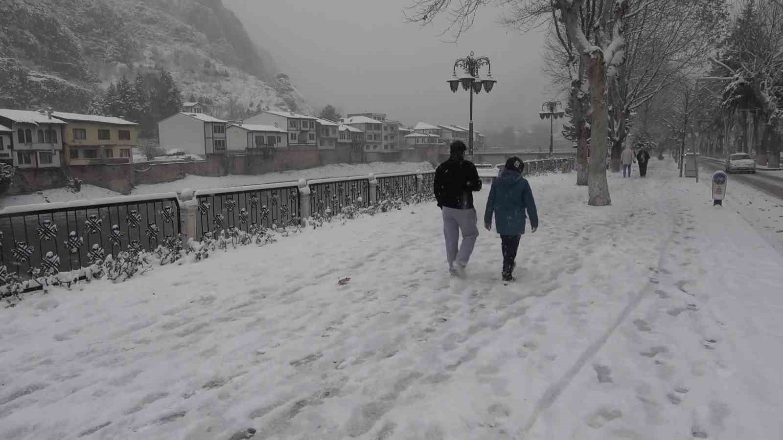 Selfie yapan çifte soğuk şok: Tentedeki karlar üstlerine döküldü
