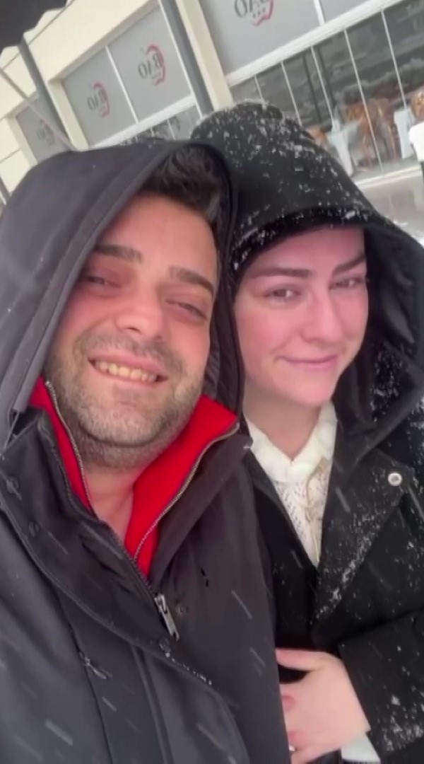 Selfie yapan çifte soğuk şok: Tentedeki karlar üstlerine döküldü
