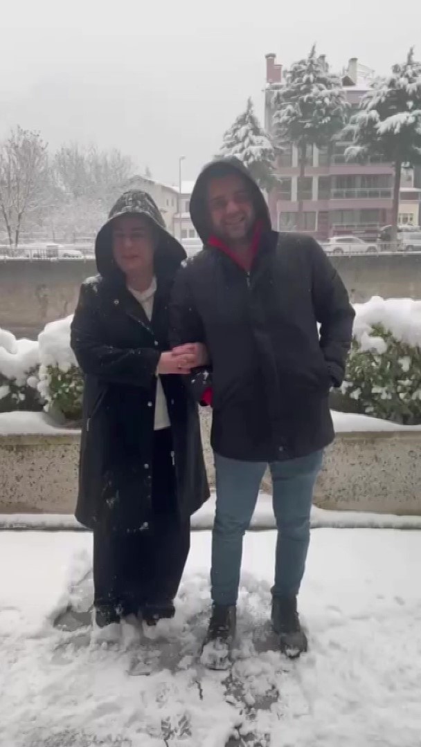 Selfie yapan çifte soğuk şok: Tentedeki karlar üstlerine döküldü
