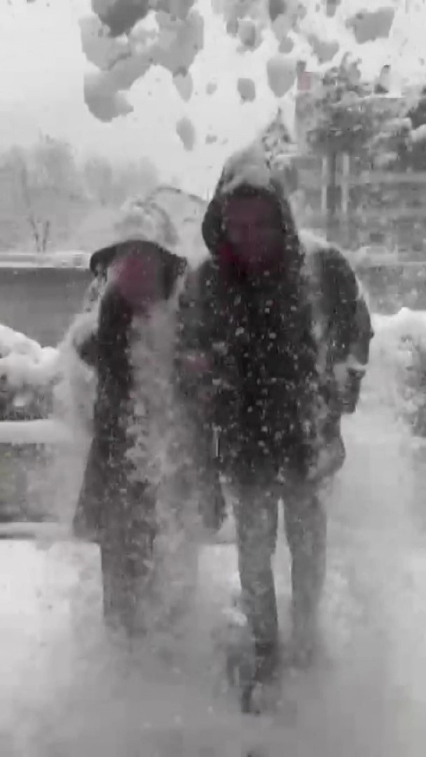 Selfie yapan çifte soğuk şok: Tentedeki karlar üstlerine döküldü
