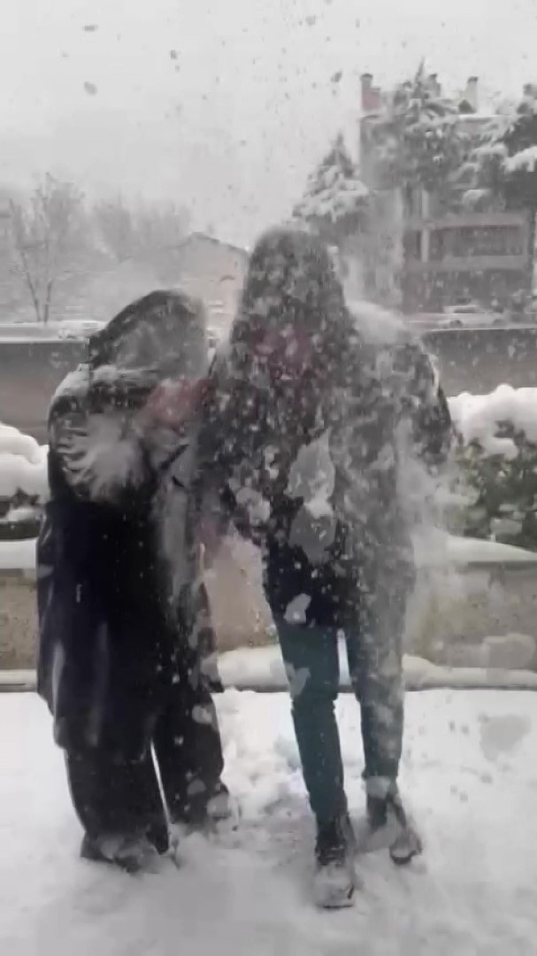 Selfie yapan çifte soğuk şok: Tentedeki karlar üstlerine döküldü
