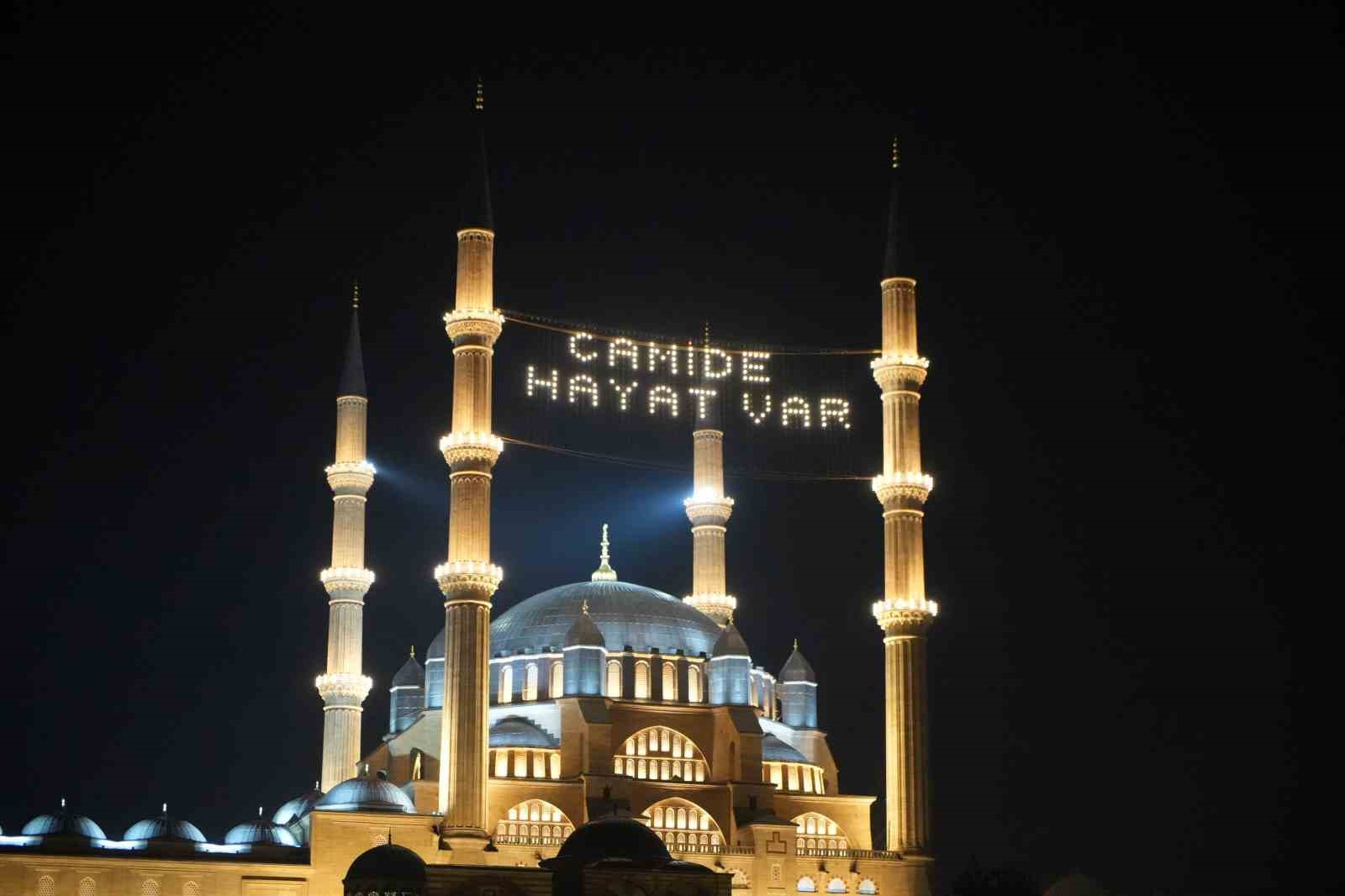 Selimiye Camii’nde mahya mesajı değişti: "Camide Hayat Var"

