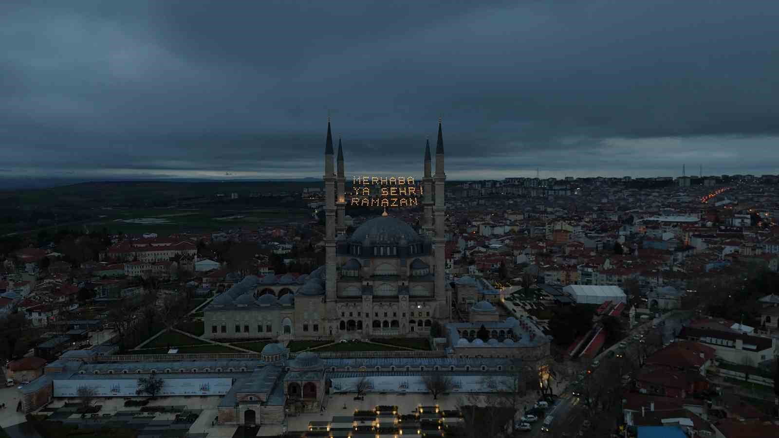 Selimiye Camii’nin minarelerine Ramazan mahyası asıldı
