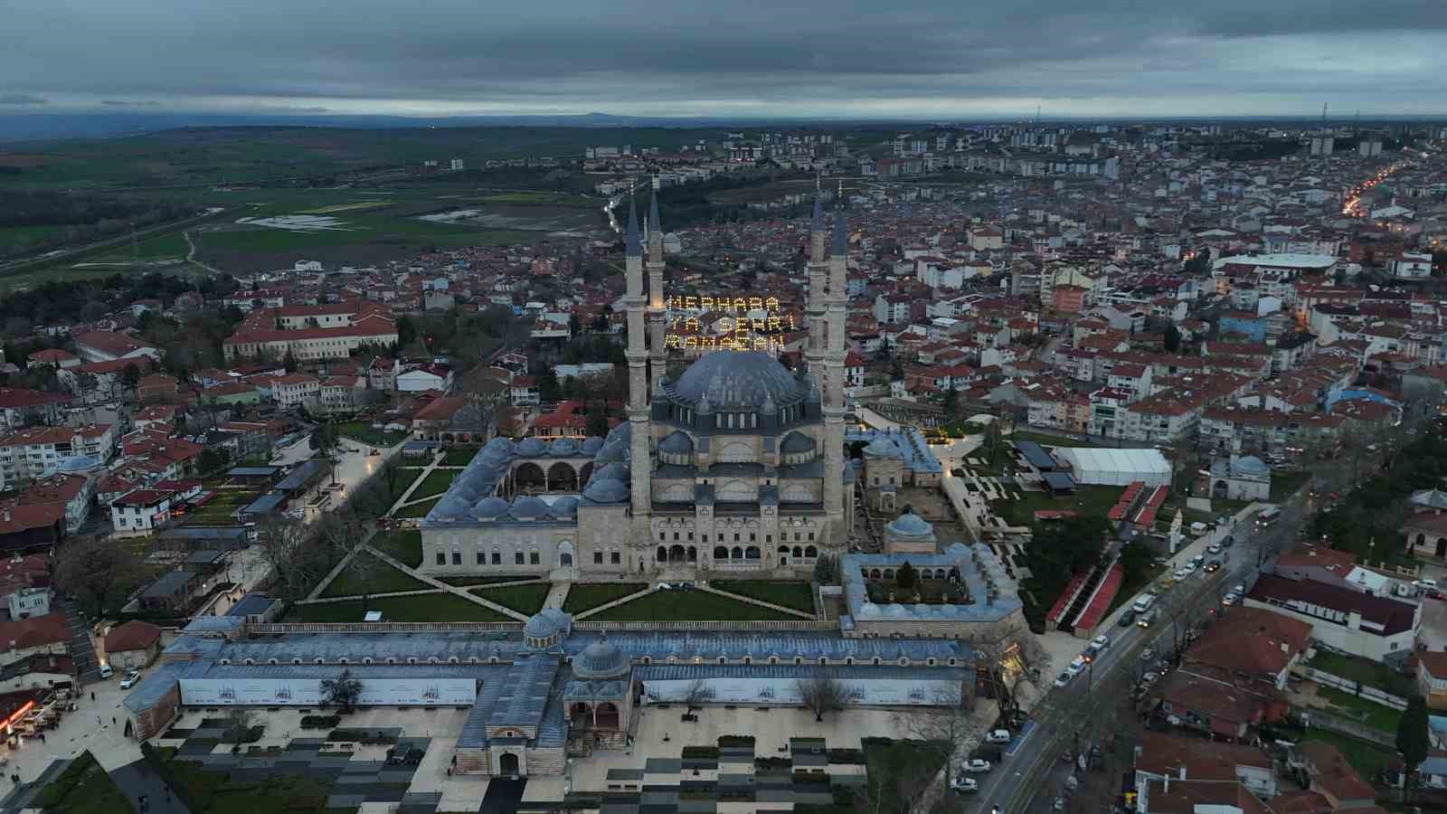 Selimiye Camii’nin minarelerine Ramazan mahyası asıldı
