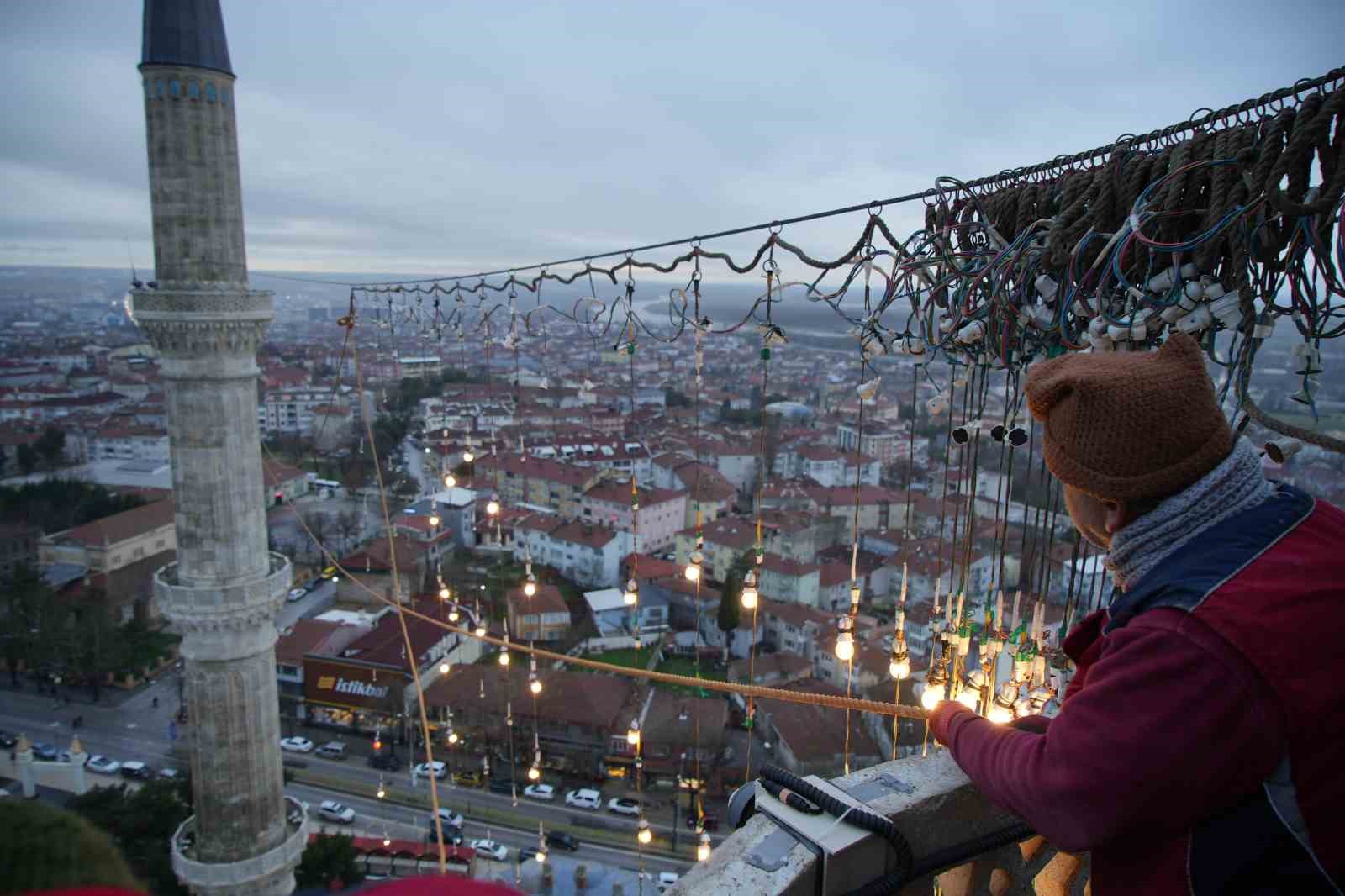 Selimiye Camii’nin minarelerine Ramazan mahyası asıldı
