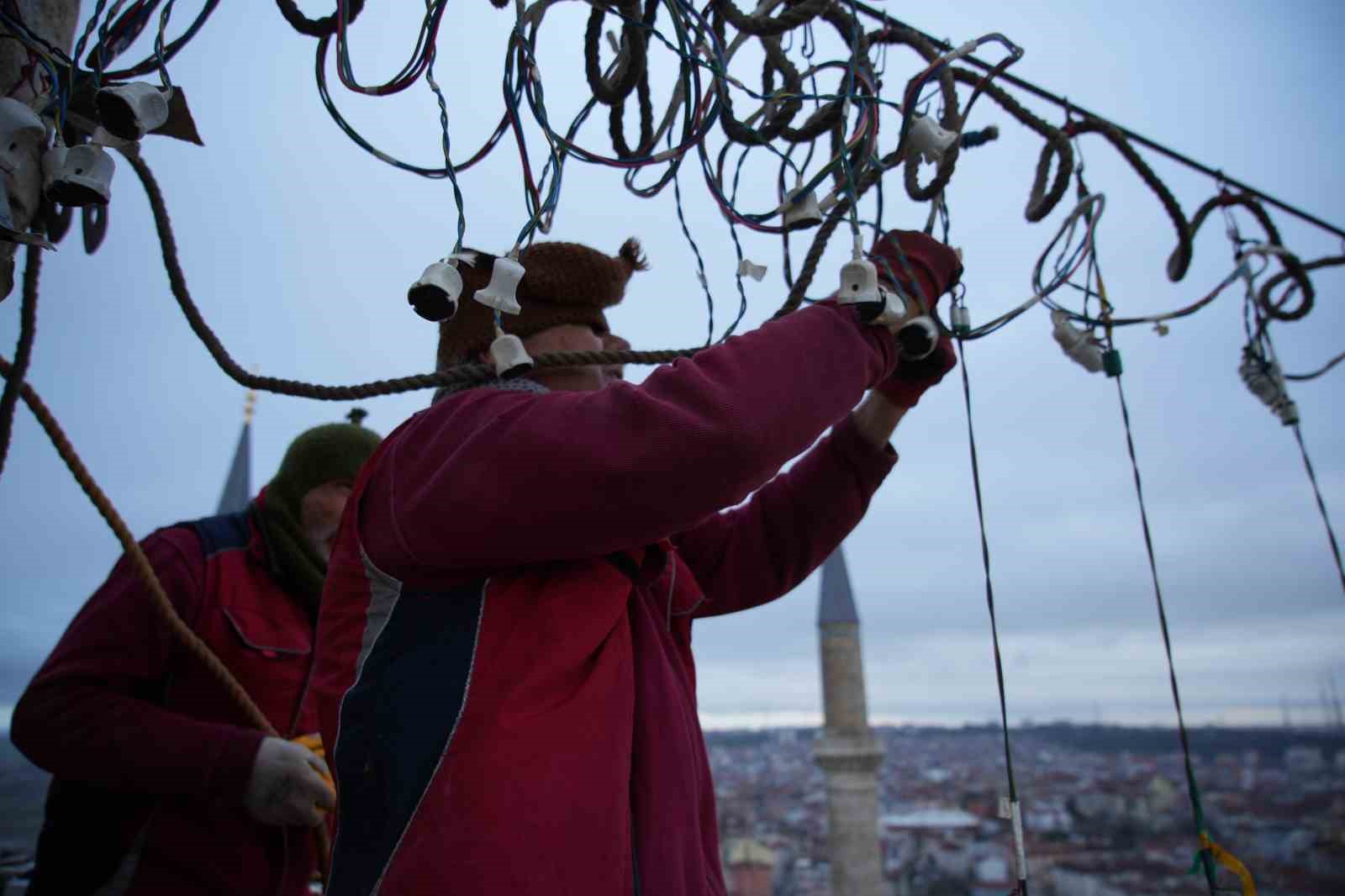 Selimiye Camii’nin minarelerine Ramazan mahyası asıldı
