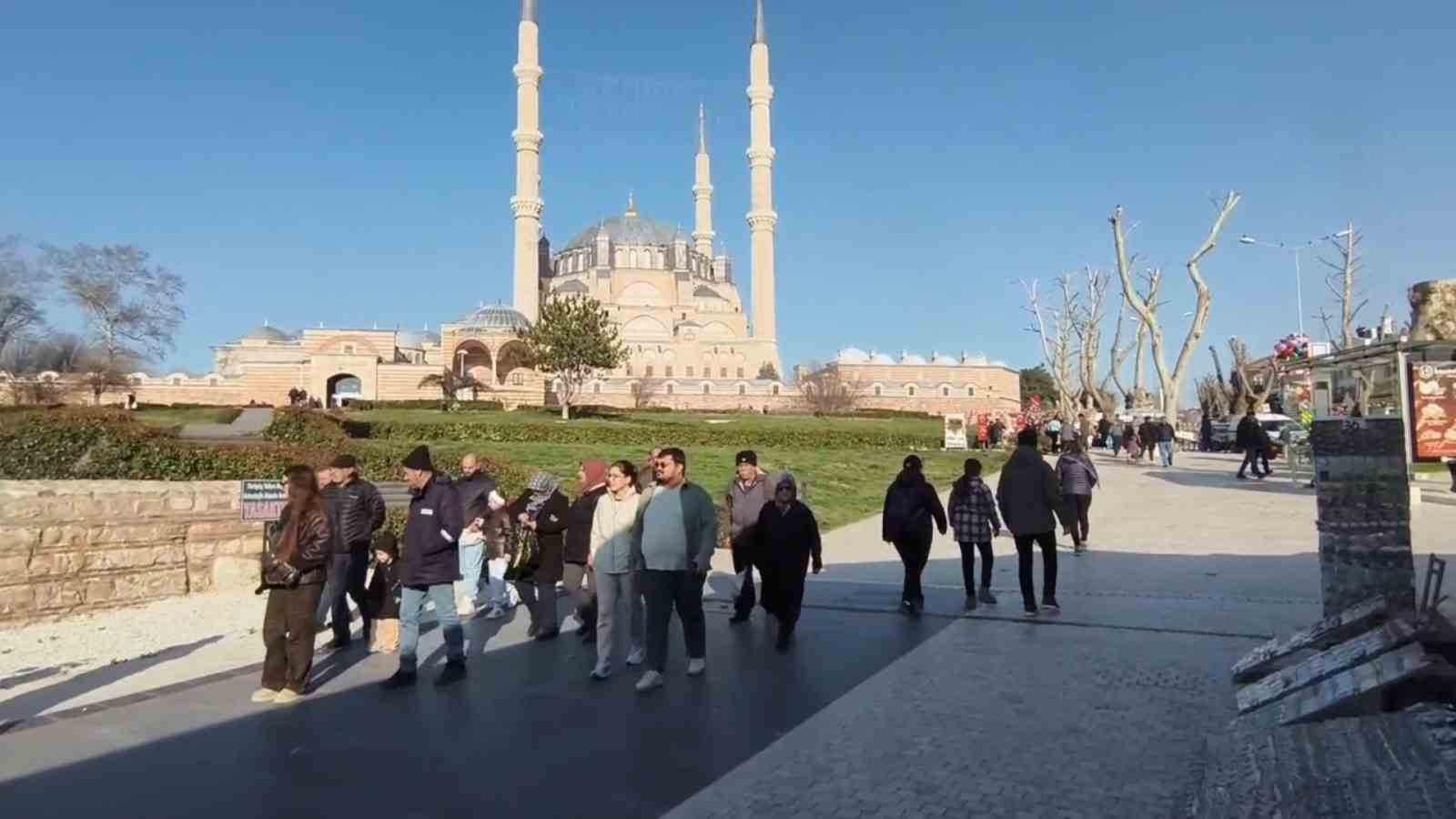 Selimiye yeniden açıldı, Edirne ziyaretçi akınına uğradı
Selimiye yeniden açıldı, Edirne ziyaretçi akınına uğradı