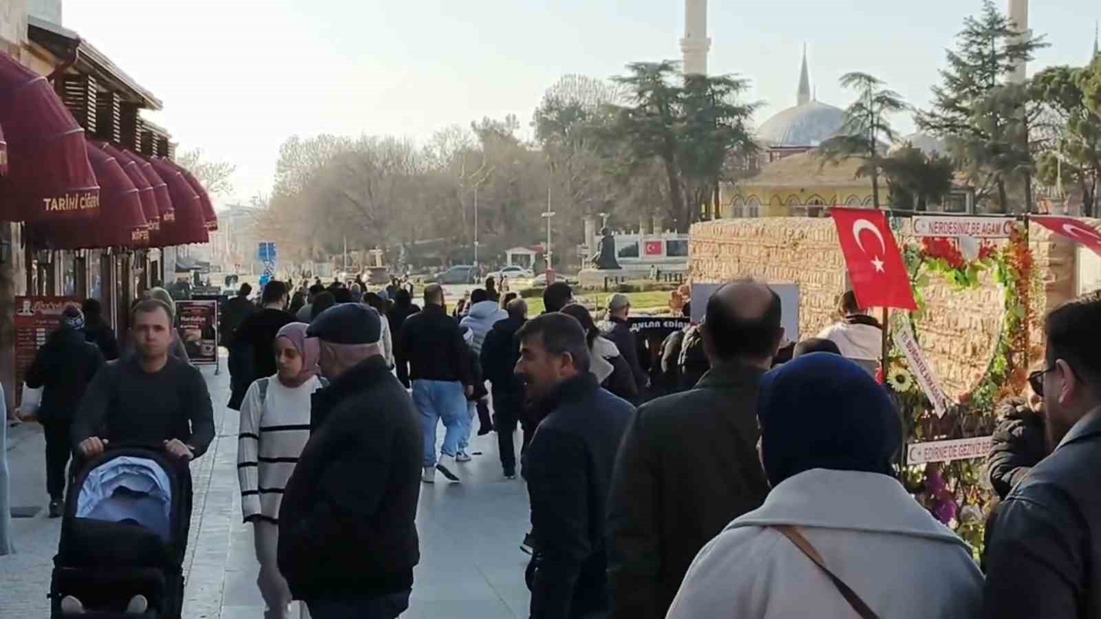 Selimiye yeniden açıldı, Edirne ziyaretçi akınına uğradı
Selimiye yeniden açıldı, Edirne ziyaretçi akınına uğradı