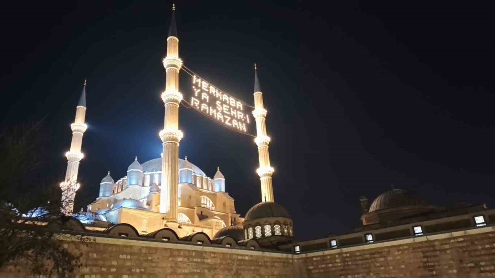 Selimiye yeniden açıldı, Edirne ziyaretçi akınına uğradı
Selimiye yeniden açıldı, Edirne ziyaretçi akınına uğradı