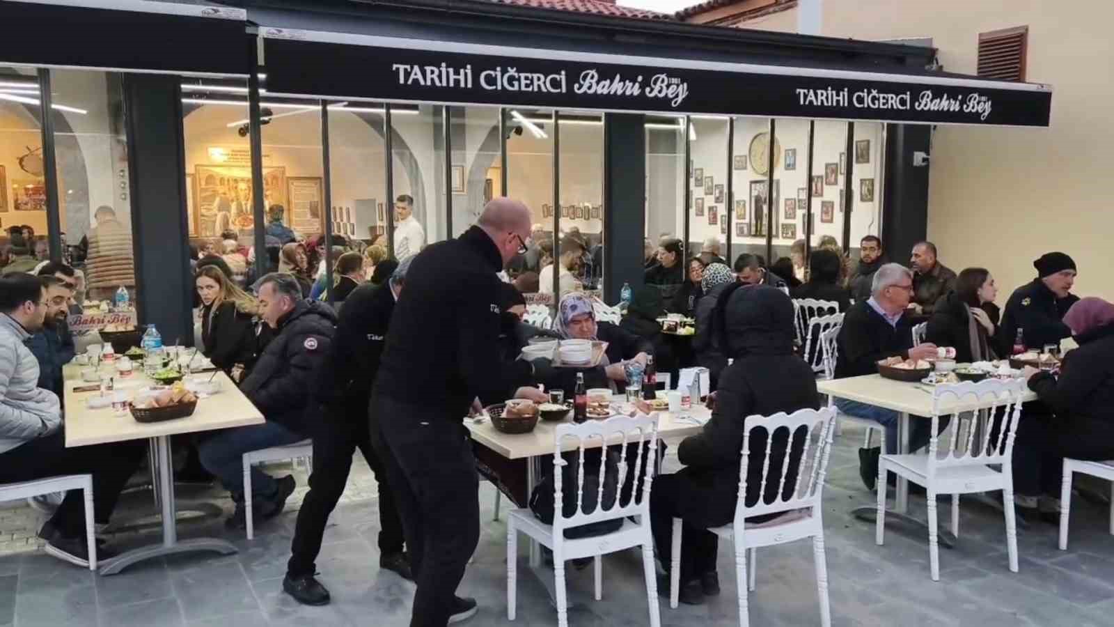 Selimiye yeniden açıldı, Edirne ziyaretçi akınına uğradı
Selimiye yeniden açıldı, Edirne ziyaretçi akınına uğradı