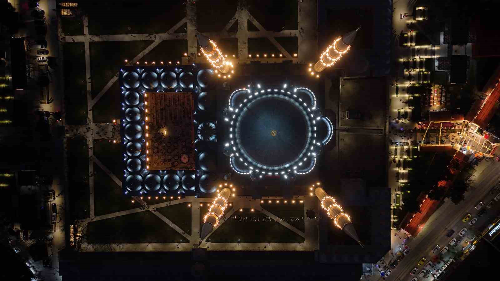 Selimiye’nin gölgesinde binlerce kişi iftarda buluştu
