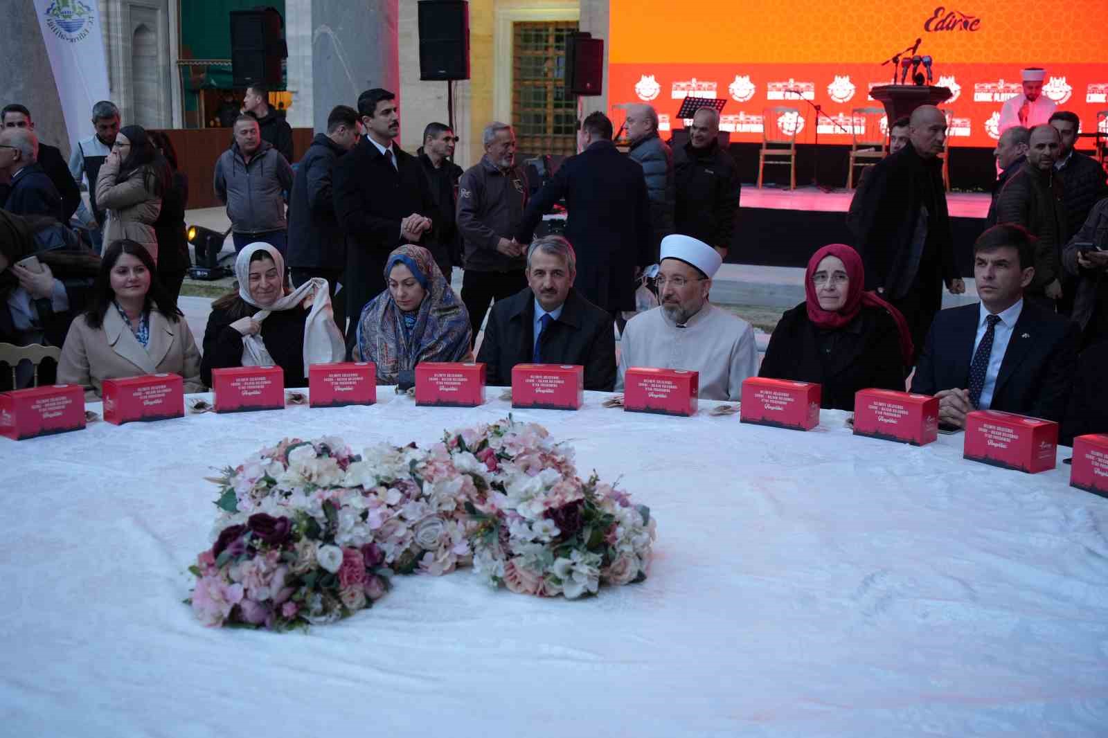 Selimiye’nin gölgesinde binlerce kişi iftarda buluştu
