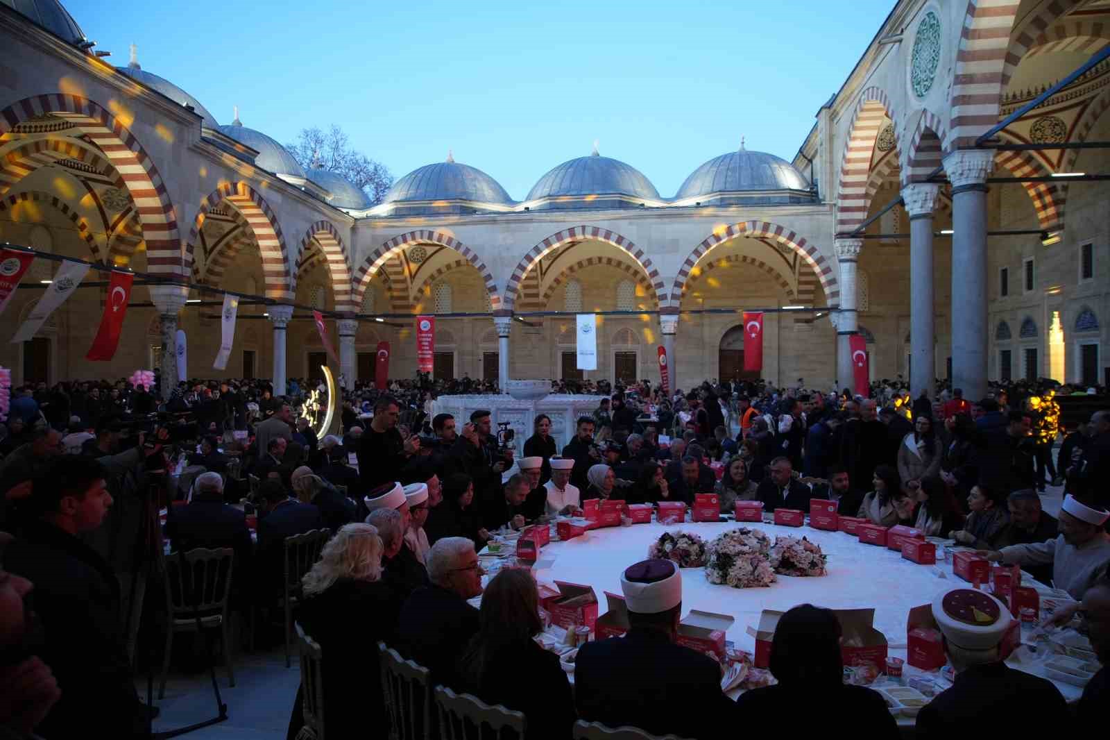 Selimiye’nin gölgesinde binlerce kişi iftarda buluştu
