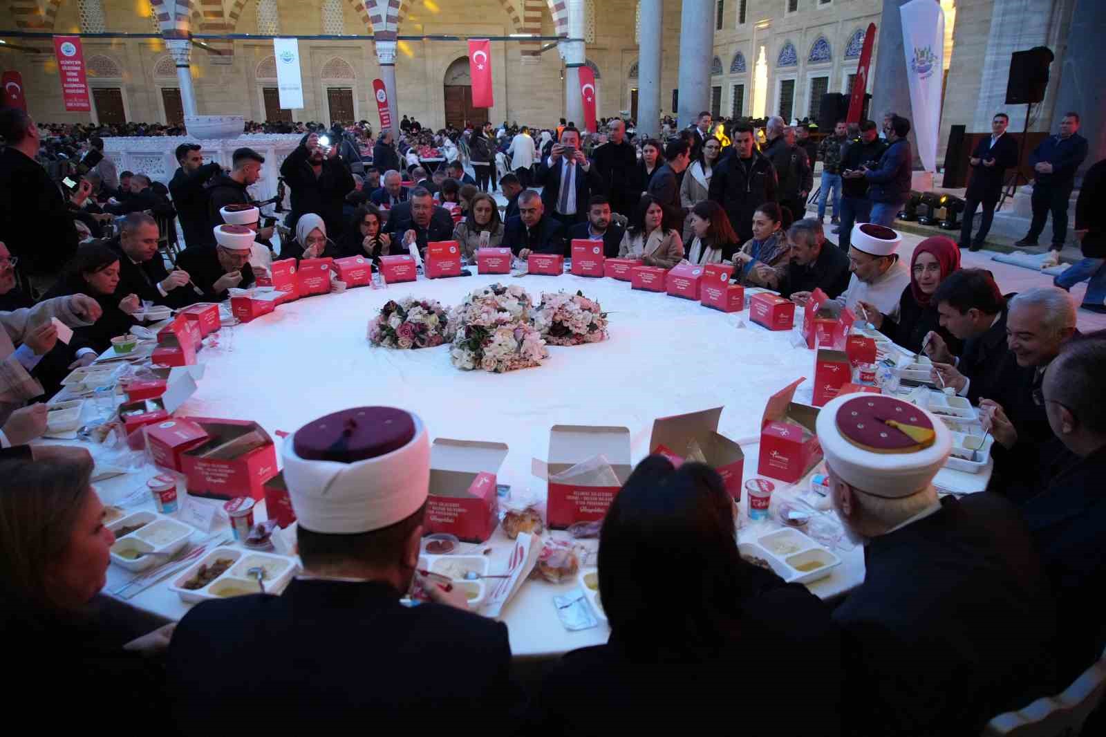 Selimiye’nin gölgesinde binlerce kişi iftarda buluştu
