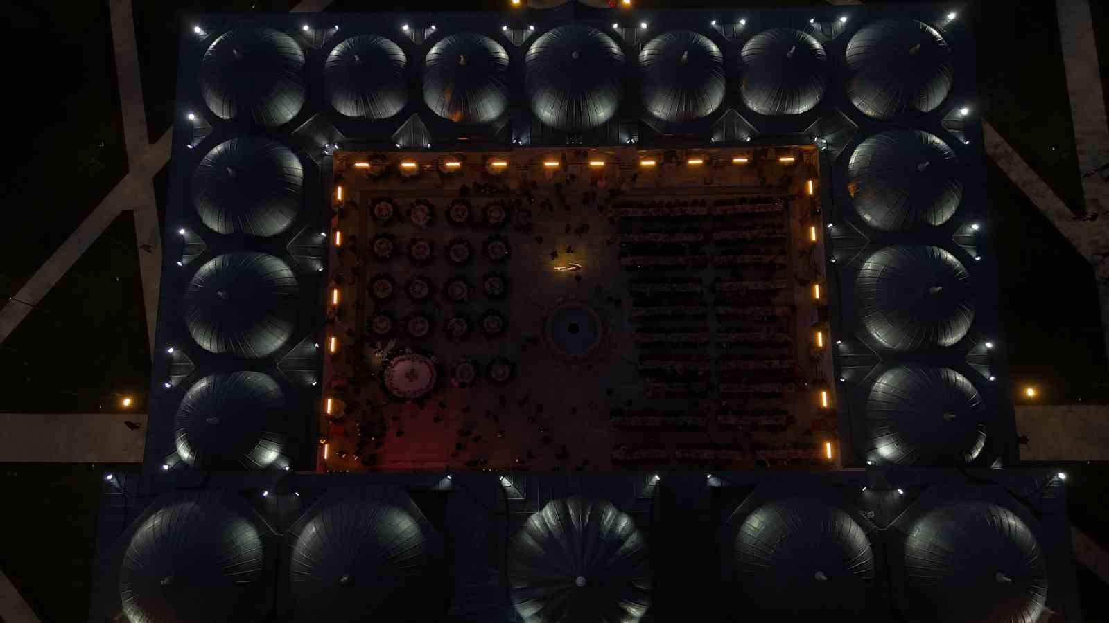 Selimiye’nin gölgesinde binlerce kişi iftarda buluştu
