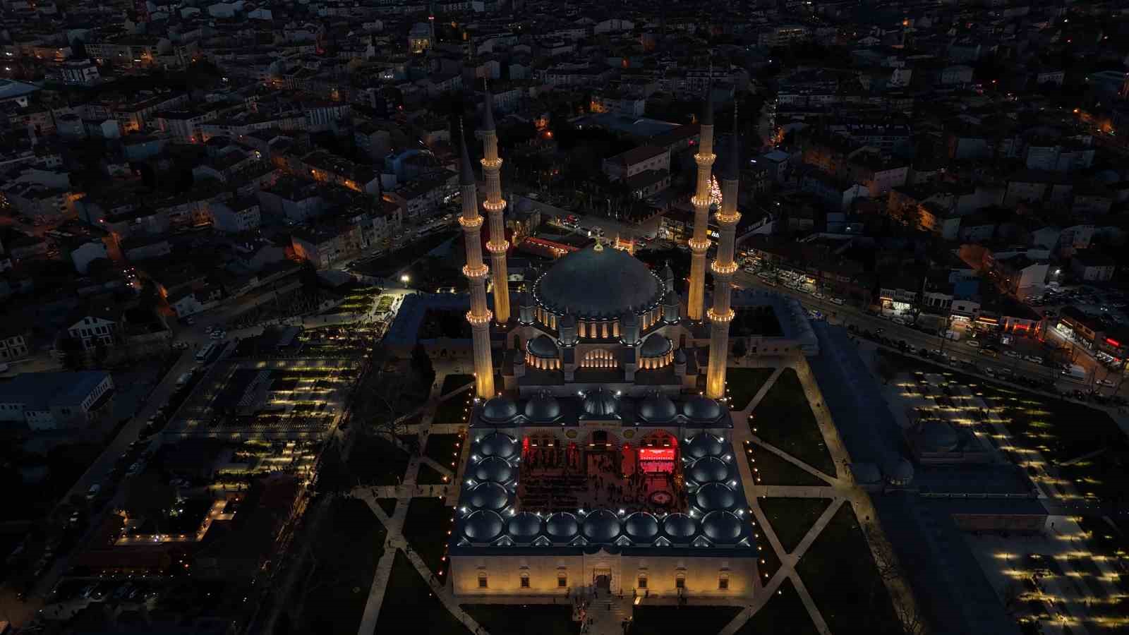 Selimiye’nin gölgesinde binlerce kişi iftarda buluştu
