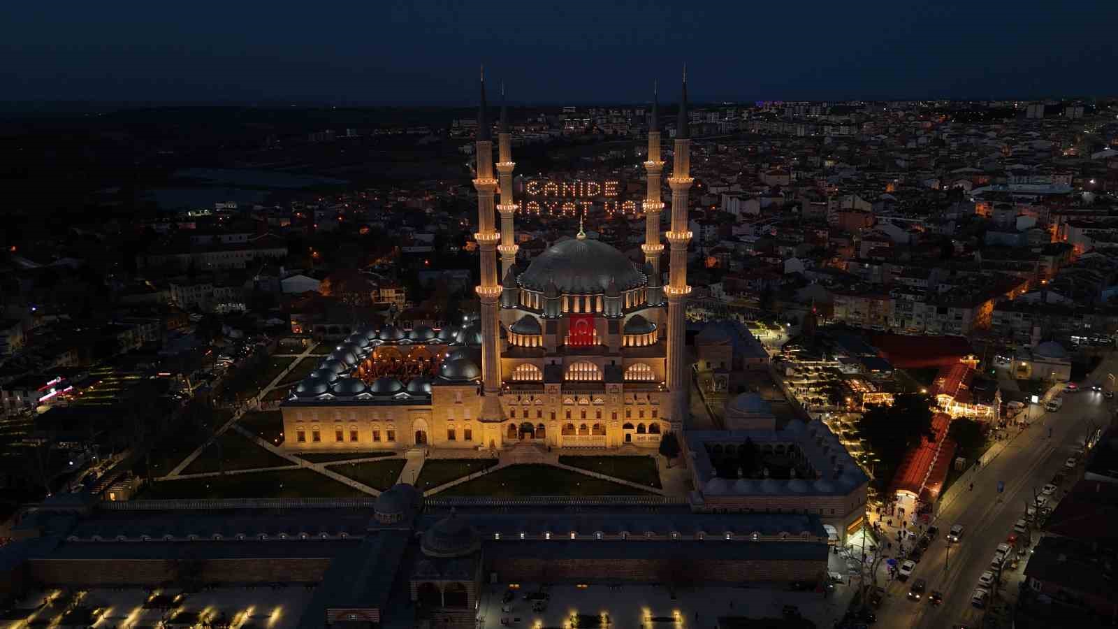 Selimiye’nin gölgesinde binlerce kişi iftarda buluştu
