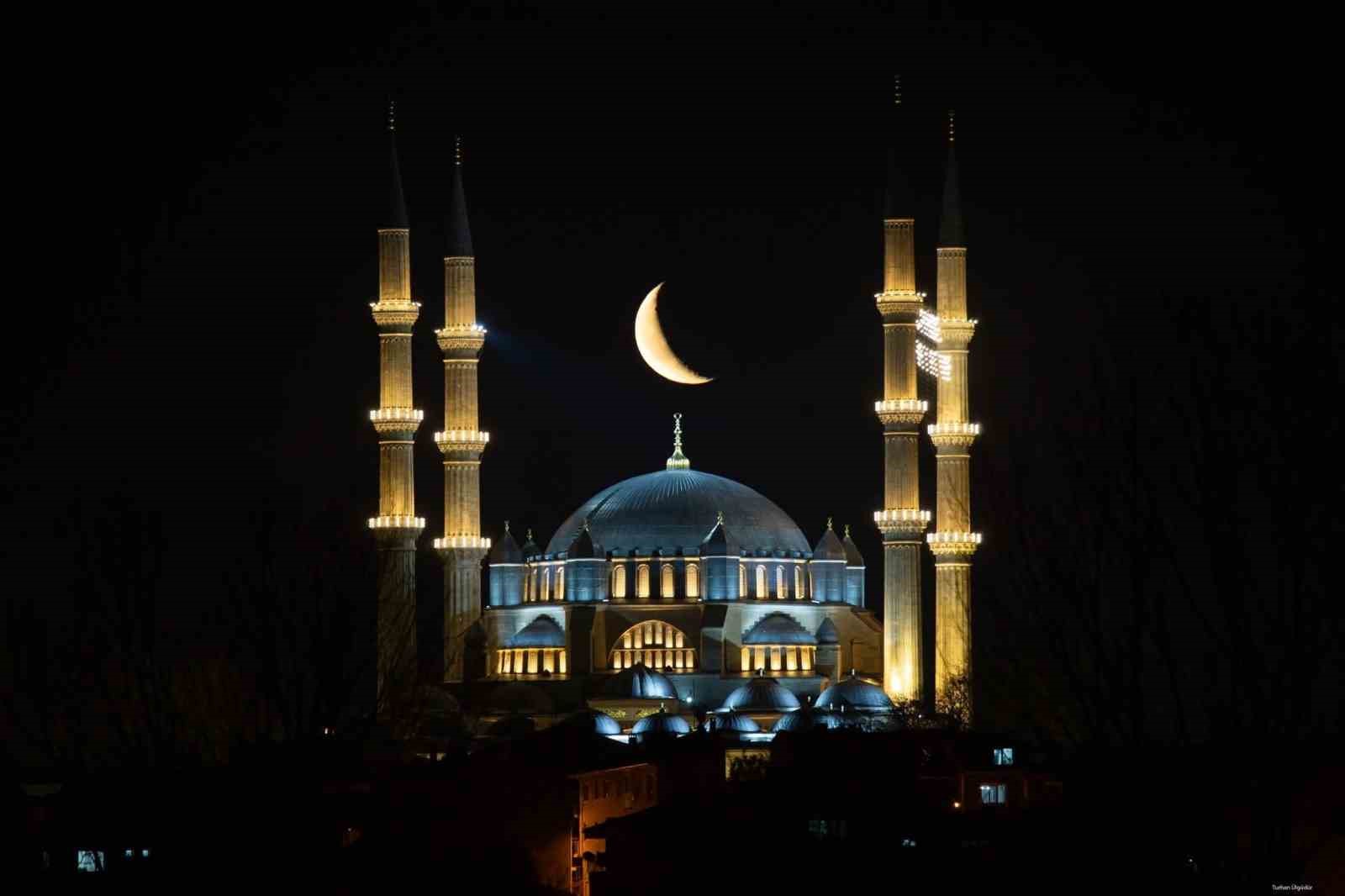 Selimiye’nin üzerinde hilal büyüledi
