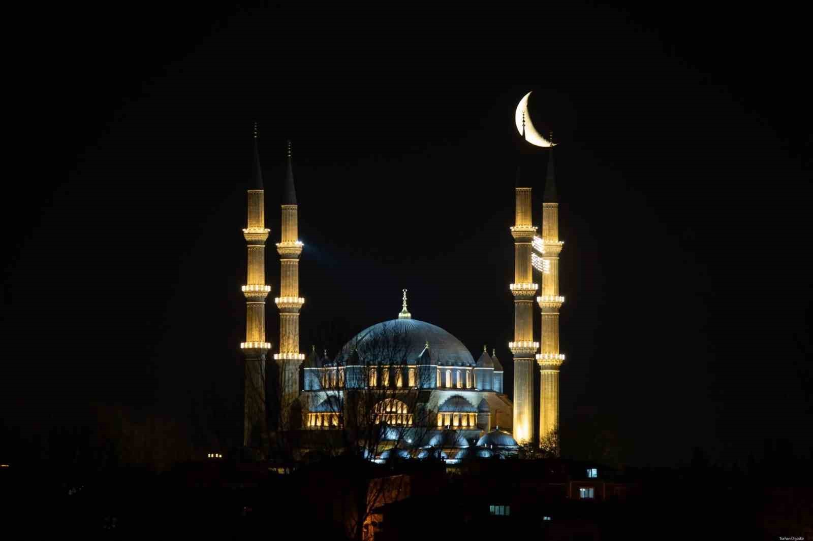 Selimiye’nin üzerinde hilal büyüledi
