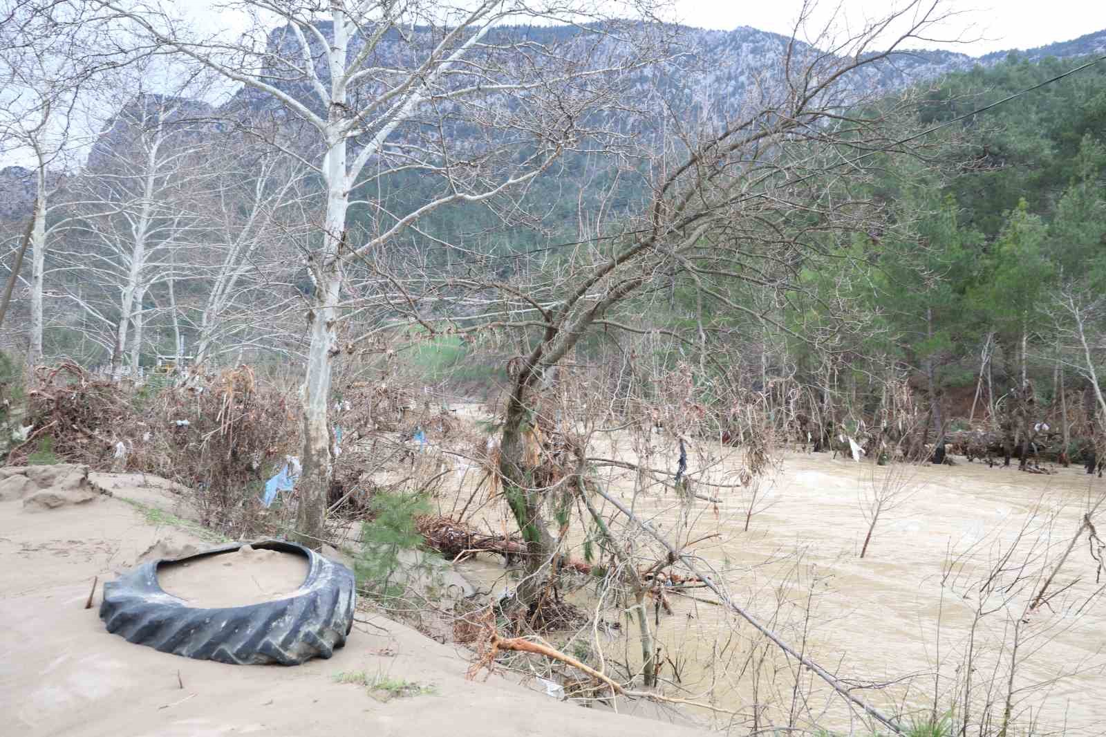 Selin ardından oluşan plastik atıklar dikkat çekti
