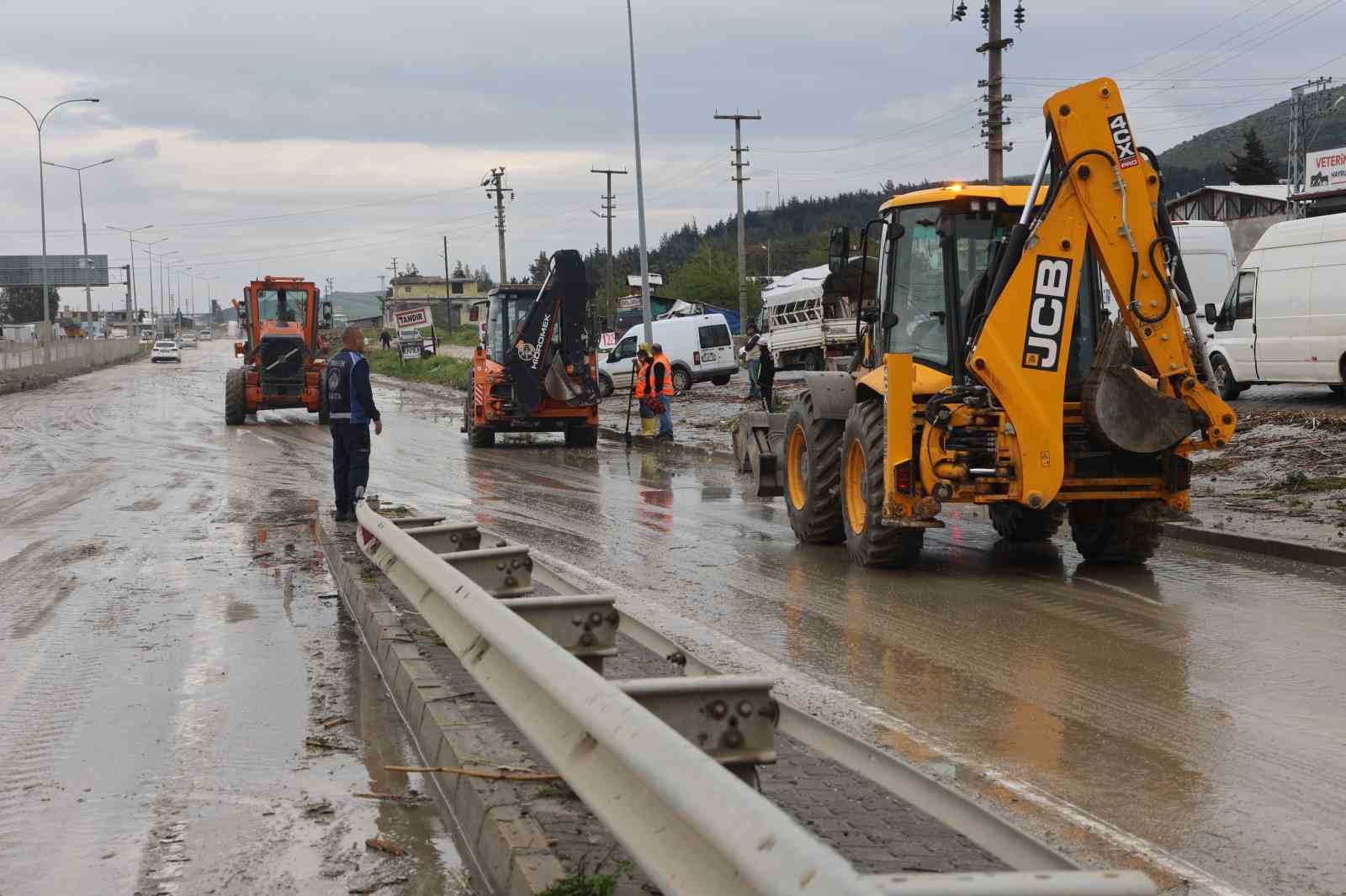 Selle birlikte araçları mahsur kaldığı karayolu ulaşıma açıldı
