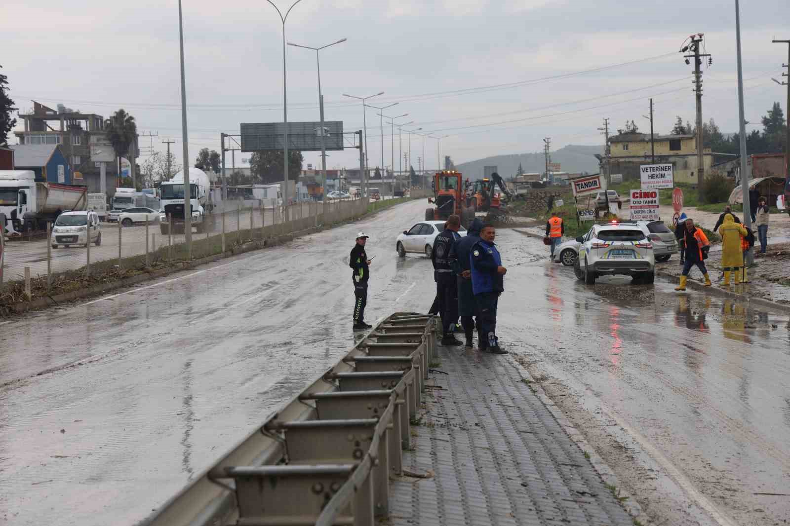 Selle birlikte araçları mahsur kaldığı karayolu ulaşıma açıldı
