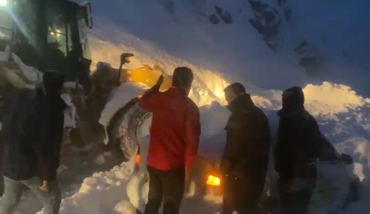 Şemdinli’de çığ altında can pazarı: Karayolları ekipleri zamanla yarışarak 3 kişiyi kurtardı
Şemdinli’de çığ altında can pazarı: Karayolları ekipleri zamanla yarışarak 3 kişiyi kurtardı