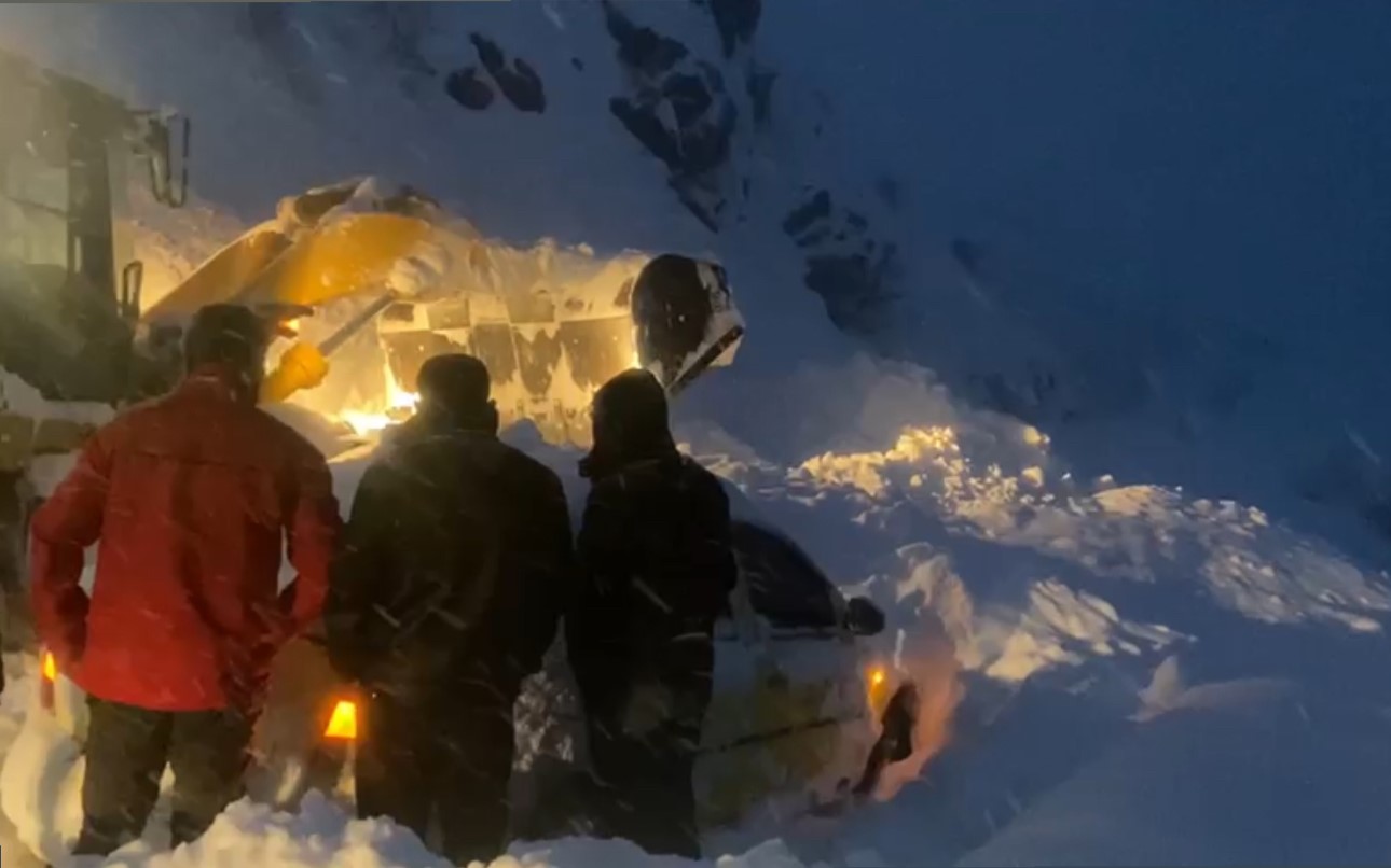 Şemdinli’de çığ altında can pazarı: Karayolları ekipleri zamanla yarışarak 3 kişiyi kurtardı
Şemdinli’de çığ altında can pazarı: Karayolları ekipleri zamanla yarışarak 3 kişiyi kurtardı