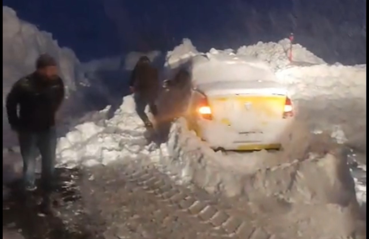 Şemdinli’de çığ altında can pazarı: Karayolları ekipleri zamanla yarışarak 3 kişiyi kurtardı
Şemdinli’de çığ altında can pazarı: Karayolları ekipleri zamanla yarışarak 3 kişiyi kurtardı