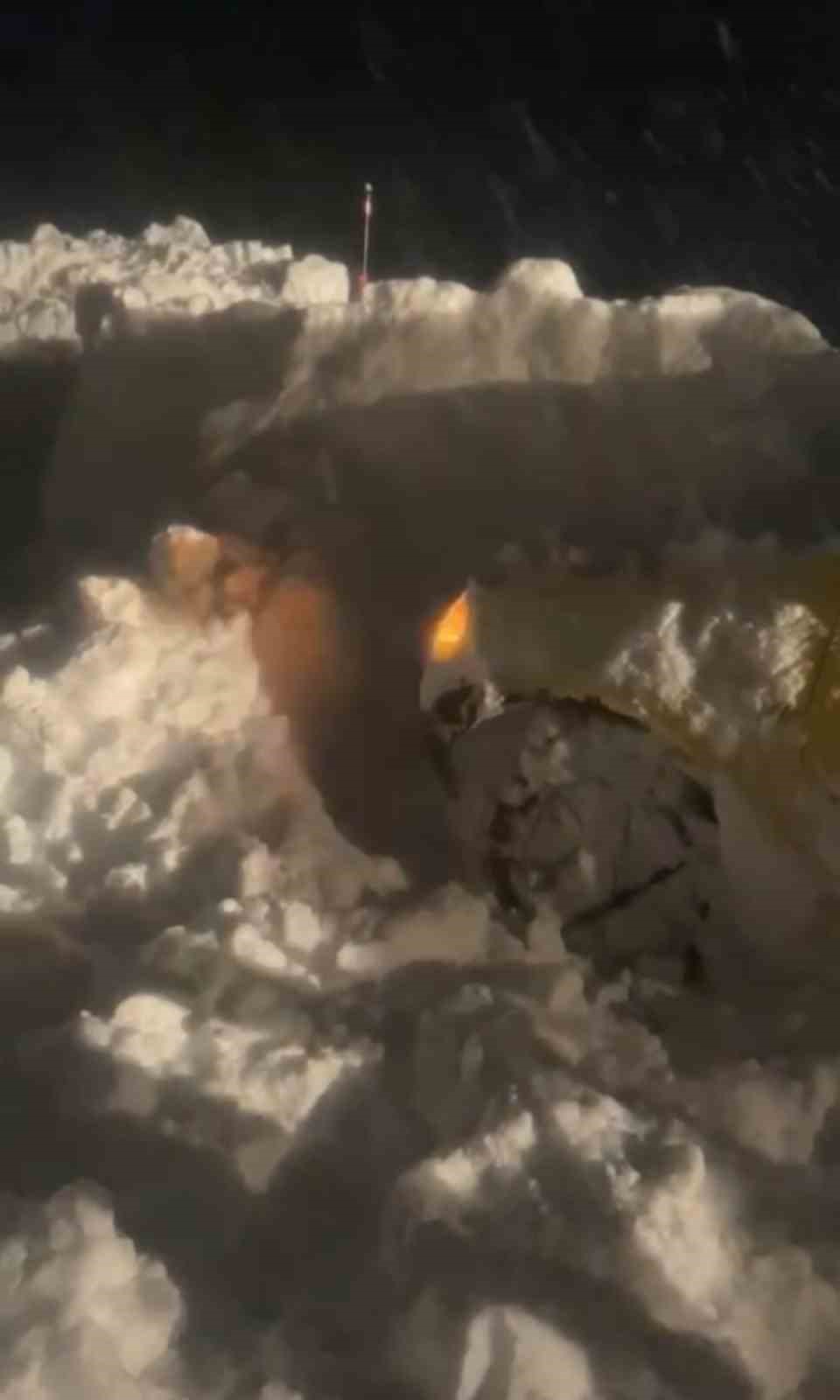 Şemdinli’de çığ altında can pazarı: Karayolları ekipleri zamanla yarışarak 3 kişiyi kurtardı
Şemdinli’de çığ altında can pazarı: Karayolları ekipleri zamanla yarışarak 3 kişiyi kurtardı