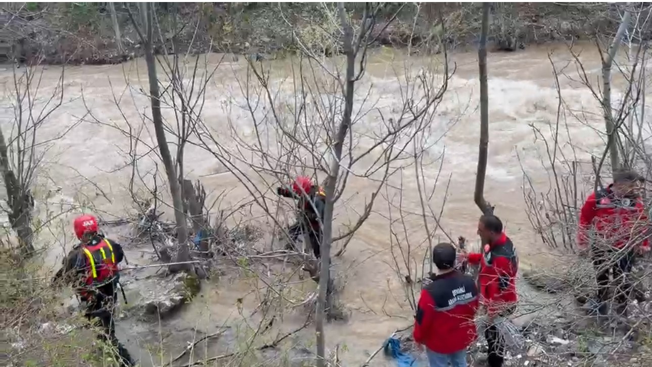 Şemdinli’de dereye düşen çocuğu arama çalışmaları sürüyor
