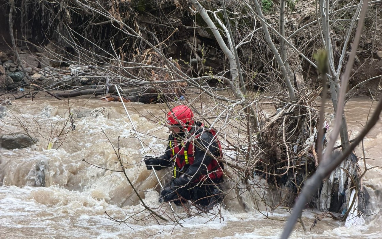 Şemdinli’de dereye düşen çocuğu arama çalışmaları sürüyor
