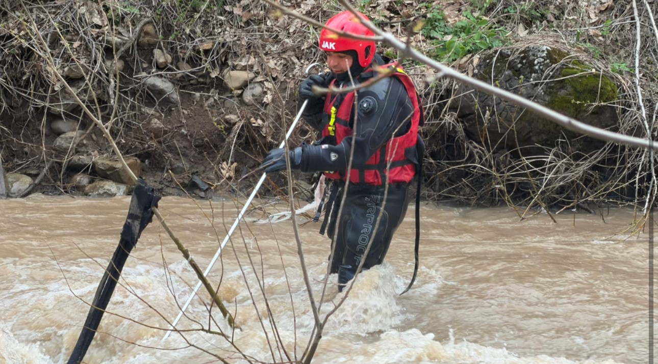 Şemdinli’de dereye düşen çocuğu arama çalışmaları sürüyor
