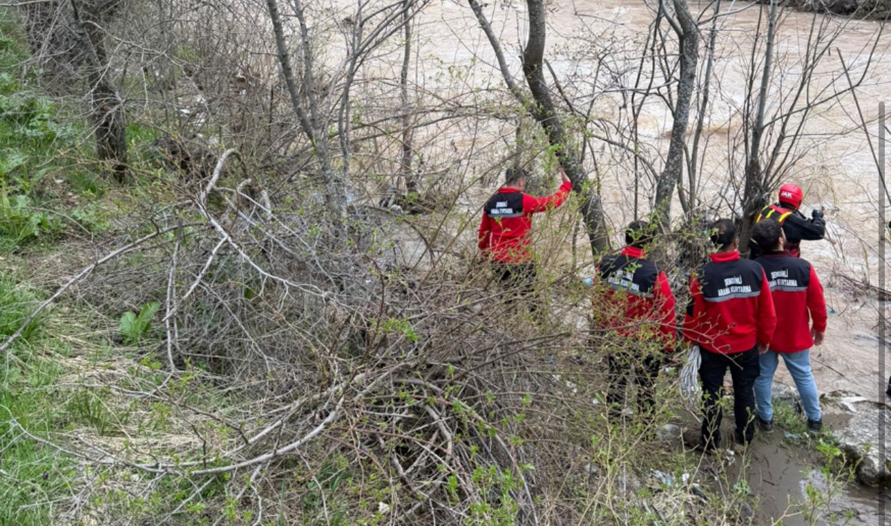 Şemdinli’de dereye düşen çocuğu arama çalışmaları sürüyor
