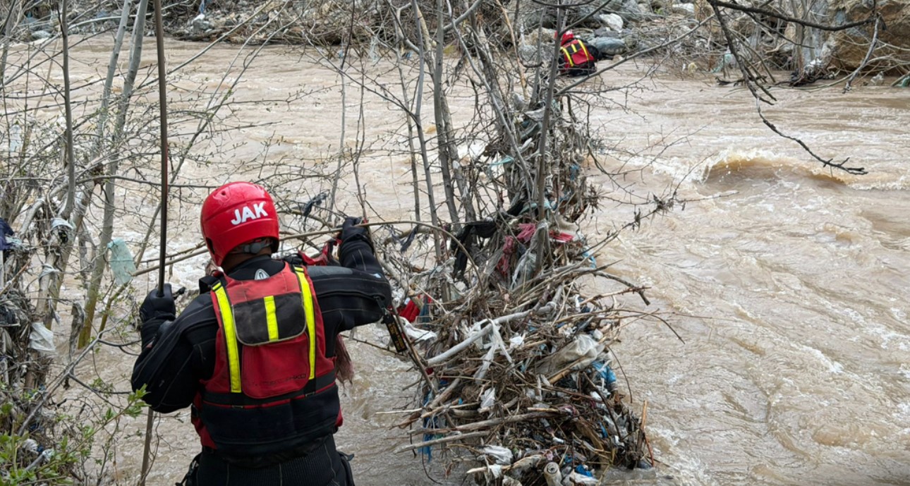 Şemdinli’de dereye düşen çocuğu arama çalışmaları sürüyor
