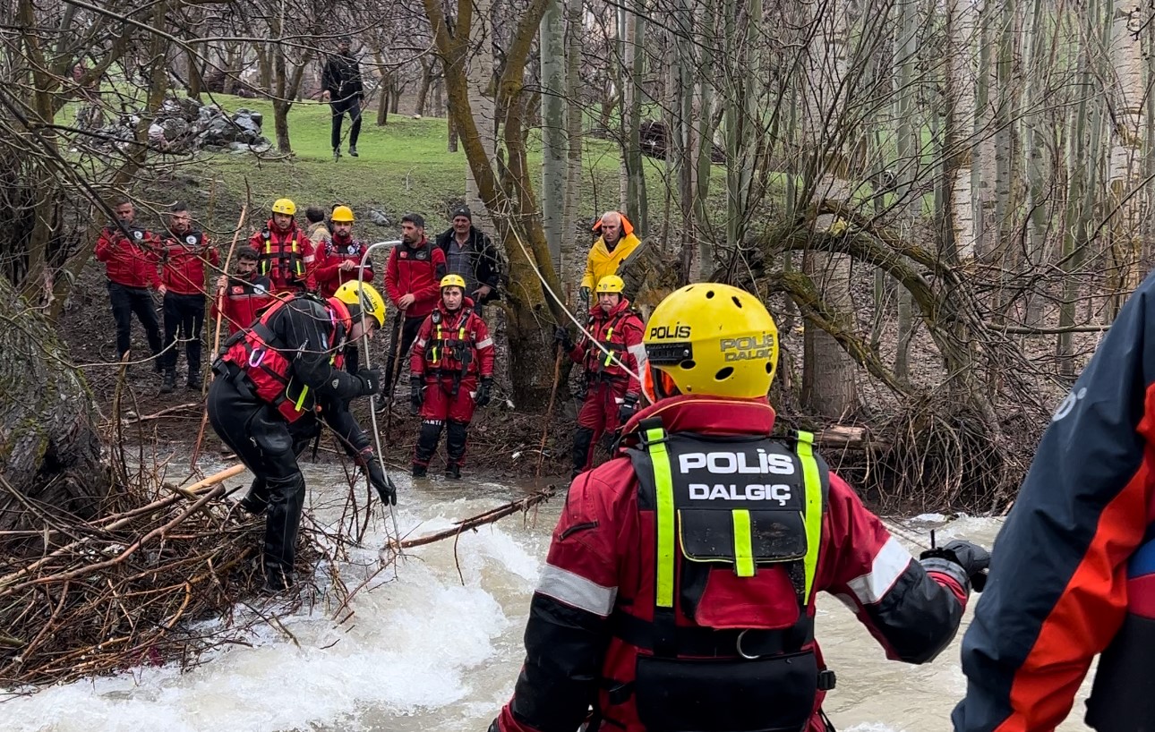 Şemdinli’de dereye düşen çocuğun cansız bedeni bulundu
