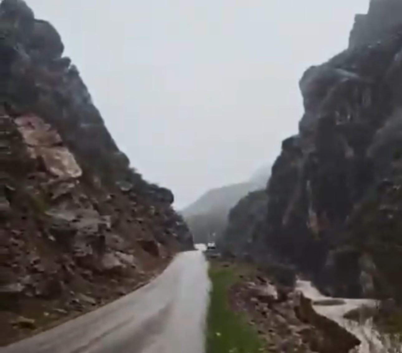 Şemdinli’de dev kaya parçası yolu ulaşıma kapattı
