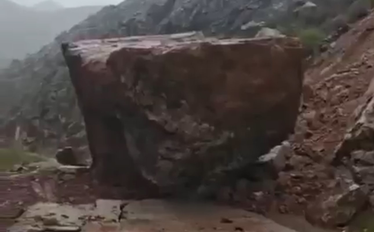 Şemdinli’de dev kaya parçası yolu ulaşıma kapattı
