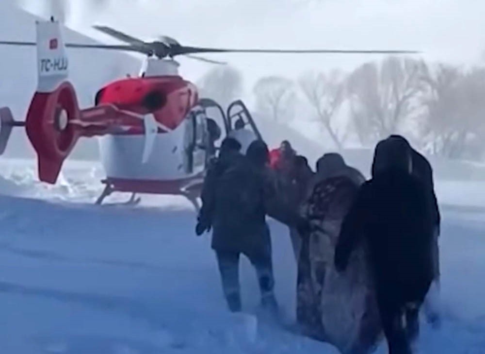 Şemdinli’de nefes kesen kurtarma: Kar esaretindeki hamile kadın için zamanla yarış
