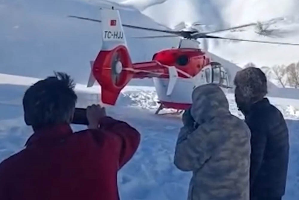 Şemdinli’de nefes kesen kurtarma: Kar esaretindeki hamile kadın için zamanla yarış
