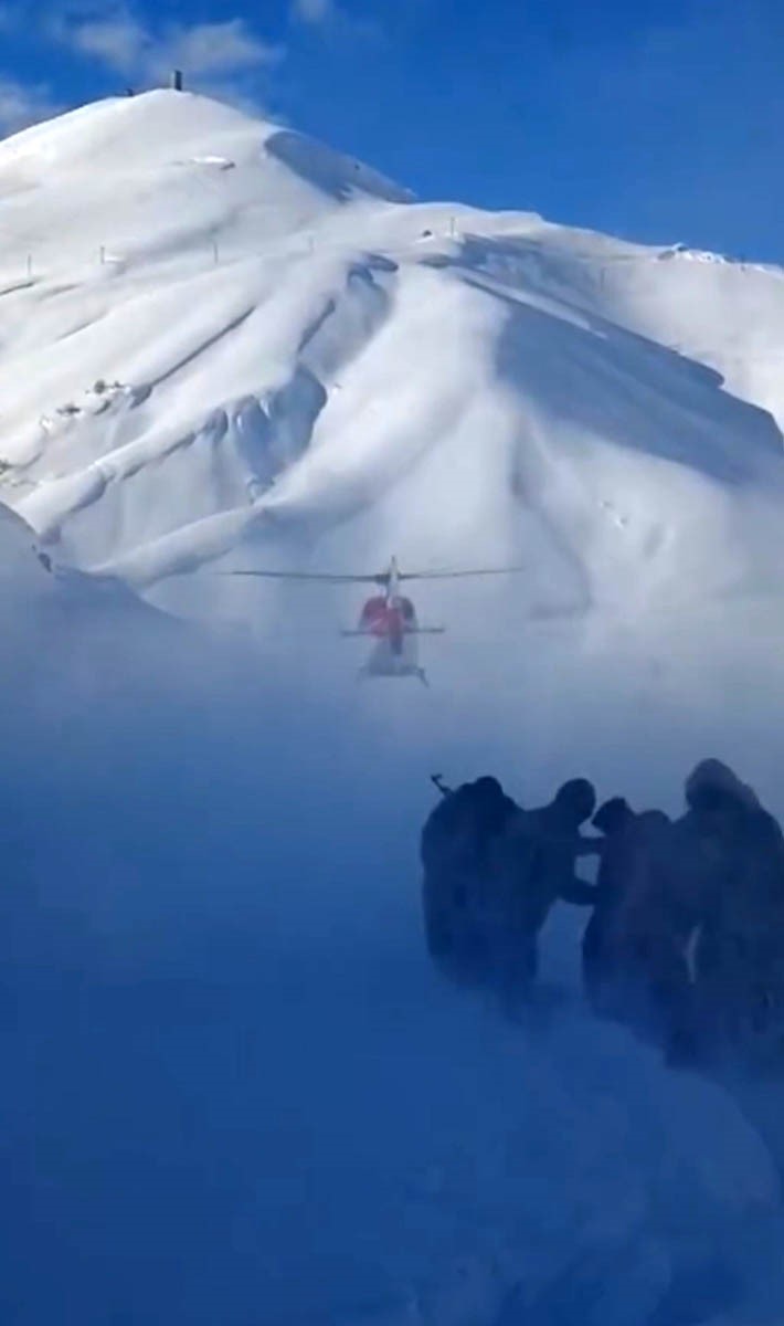 Şemdinli’de nefes kesen kurtarma: Kar esaretindeki hamile kadın için zamanla yarış
