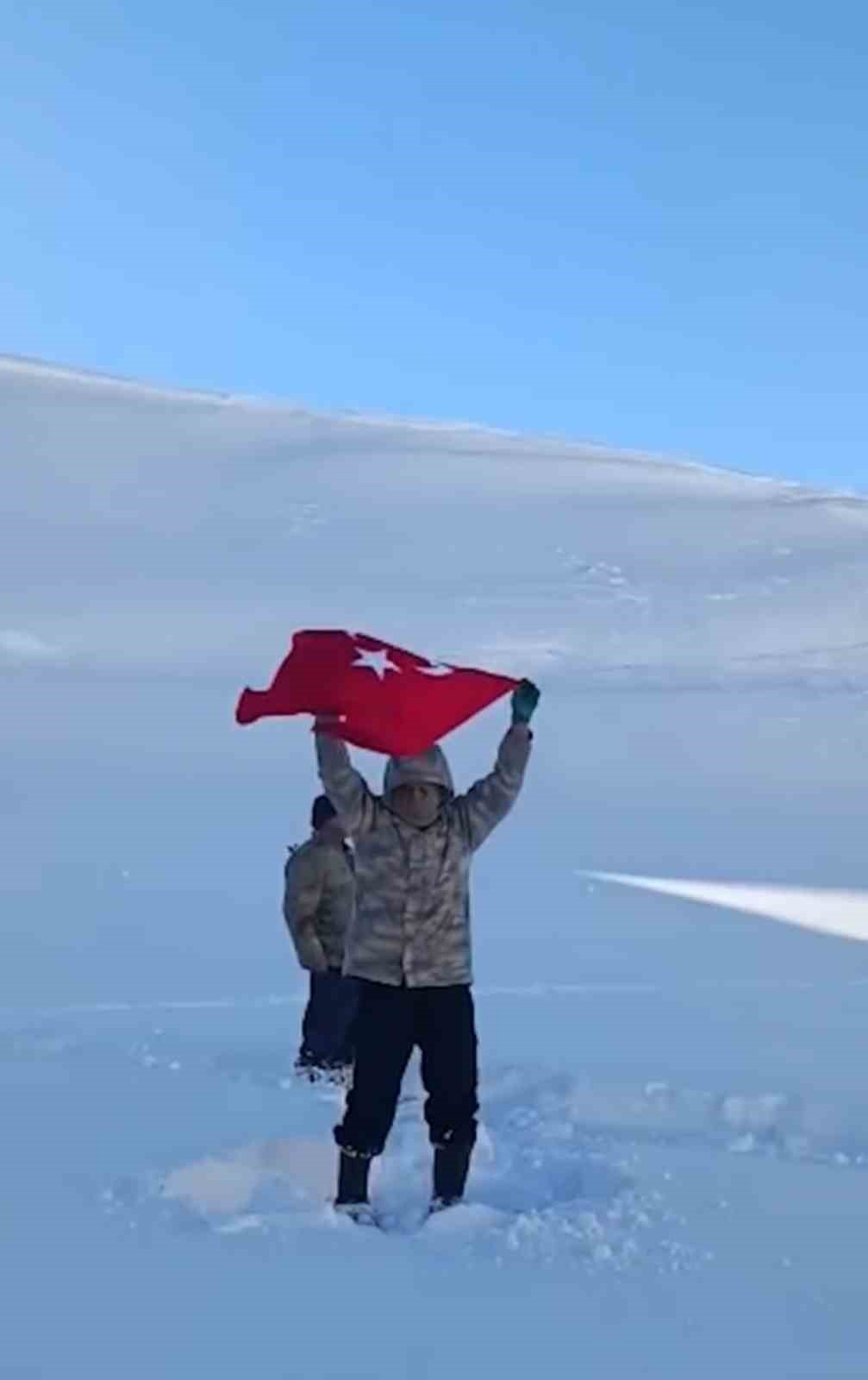 Şemdinli’de nefes kesen kurtarma: Kar esaretindeki hamile kadın için zamanla yarış

